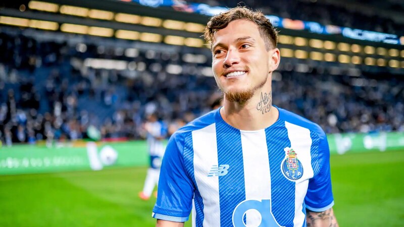 Otávio Edmilson da Silva Monteiro ăn mừng sau trận đấu