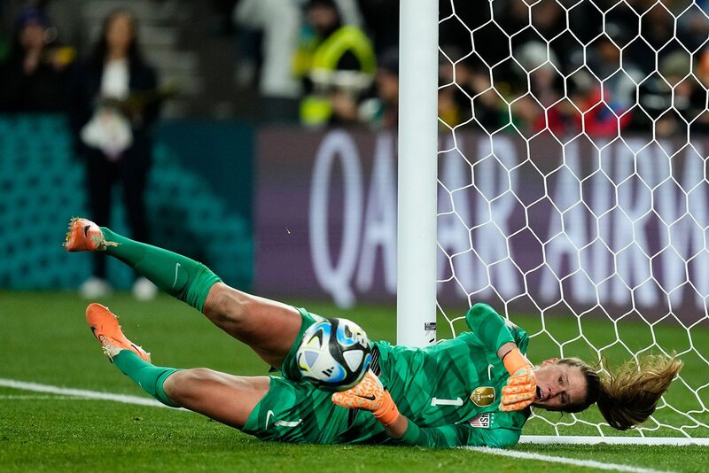 Thủ môn bay người cản phá cú sút penalty trong trận bán kết World Cup